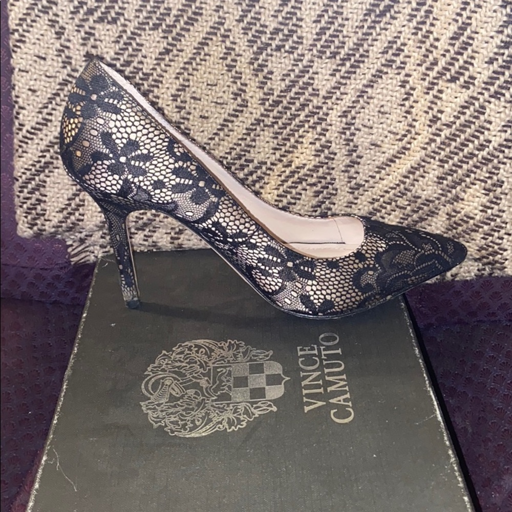 VINCE CAMUTO HEEL